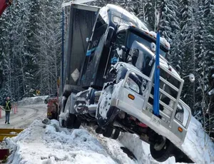 《2022 公路事故救援行动 Highway Thru Hell 第九季：震撼 18 集 1080 纯净版 32.1G 百度网盘分享》-小文资源网