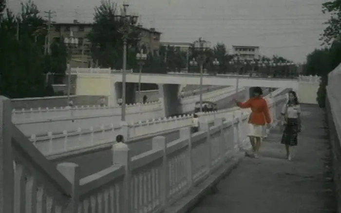 [1985][大陆]《红衣少女》[邹倚天 _ 罗燕 _ 朱旭][国语无字][mkv_422M]
